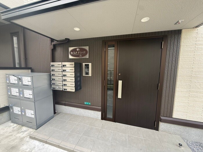 物件外観写真3　(エントランス部分)