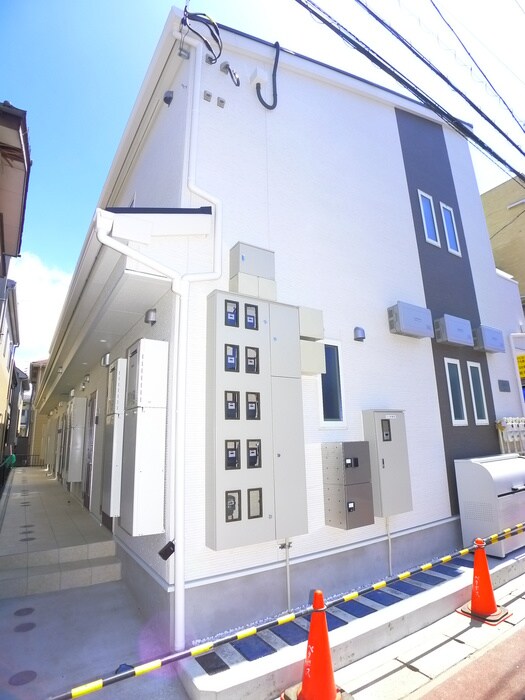 物件外観写真2　(エントランス部分)