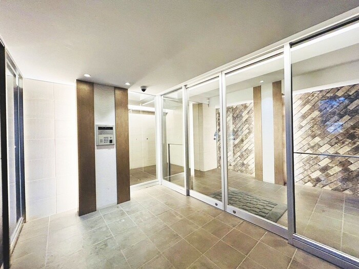 物件外観写真2　(エントランス部分)