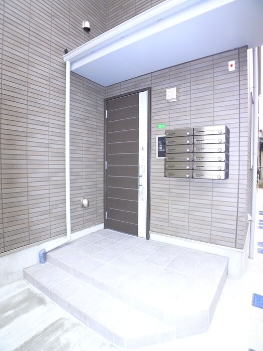 物件外観写真4　(エントランス部分)