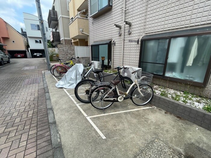 物件外観写真4　(駐輪場)