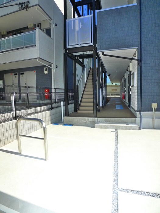 物件外観写真6　(エントランス部分)