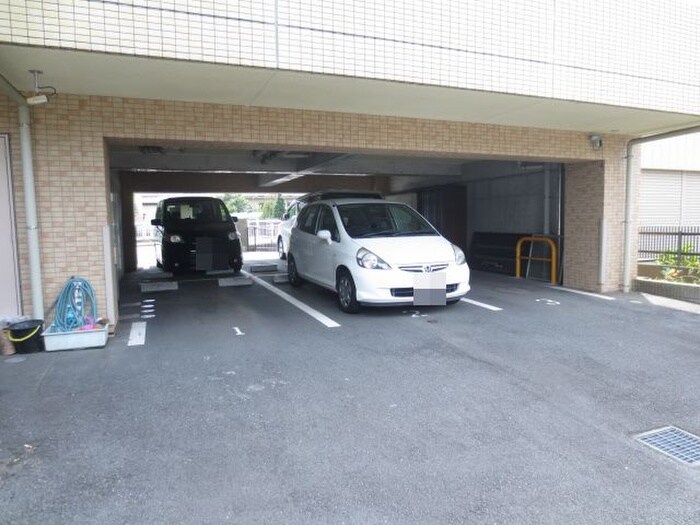 物件外観写真5　(駐車場)