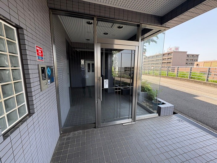 物件外観写真3　(エントランス部分)