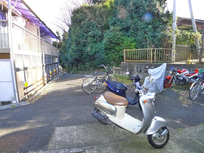 物件外観写真4　(バイク置き場)