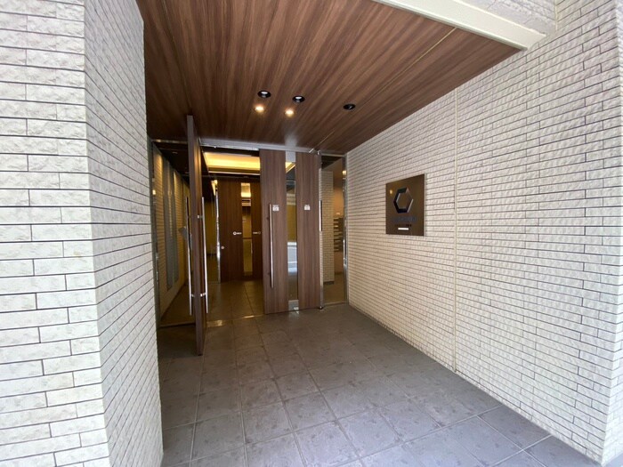 物件外観写真4　(エントランス部分)