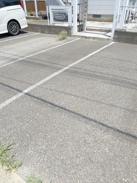 物件外観写真4　(駐車場)