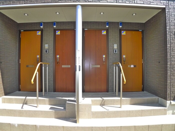 物件外観写真3　(エントランス部分)