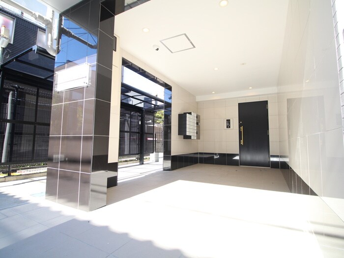 物件外観写真3　(エントランス部分)