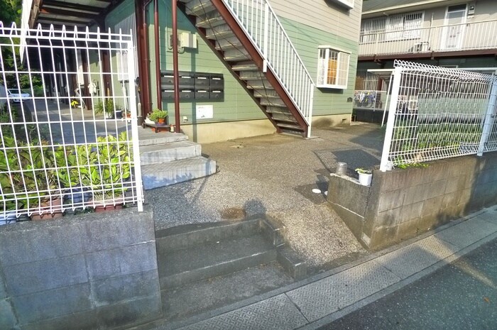 物件外観写真5　(エントランス部分)