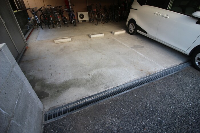 物件外観写真4　(駐車場)