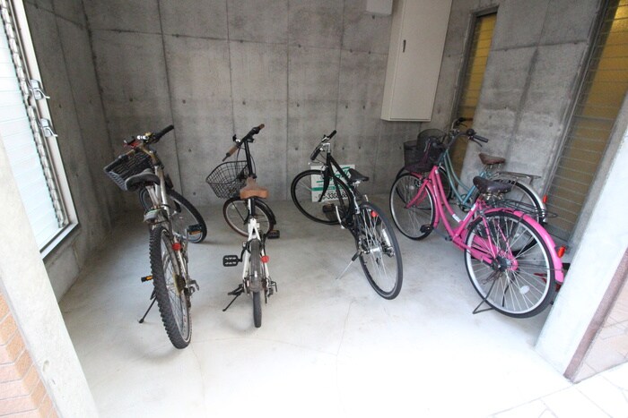 物件外観写真4　(駐輪場)