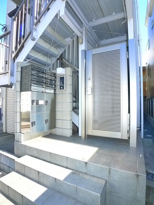 物件外観写真2　(エントランス部分)