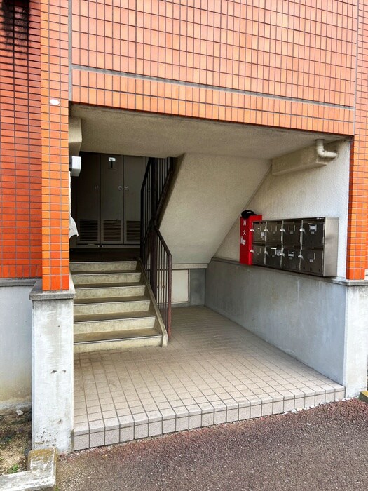 物件外観写真4　(エントランス部分)