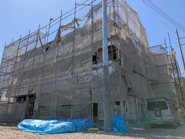 建築中