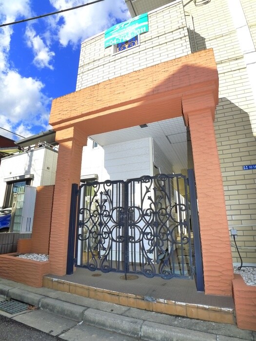 物件外観写真2　(エントランス部分)
