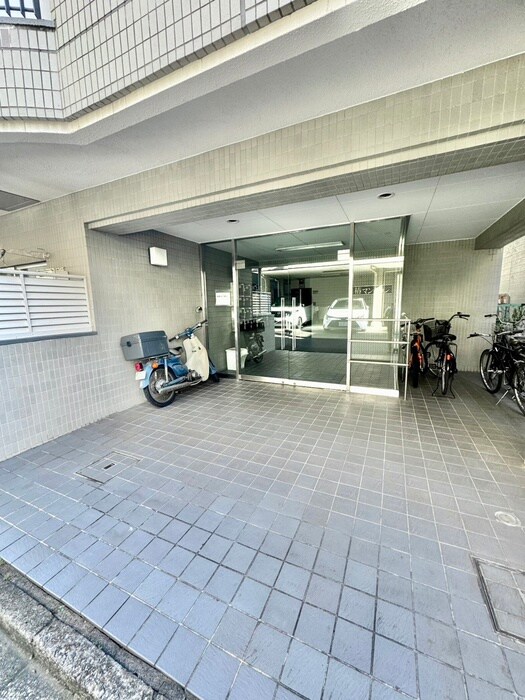 物件外観写真3　(エントランス部分)