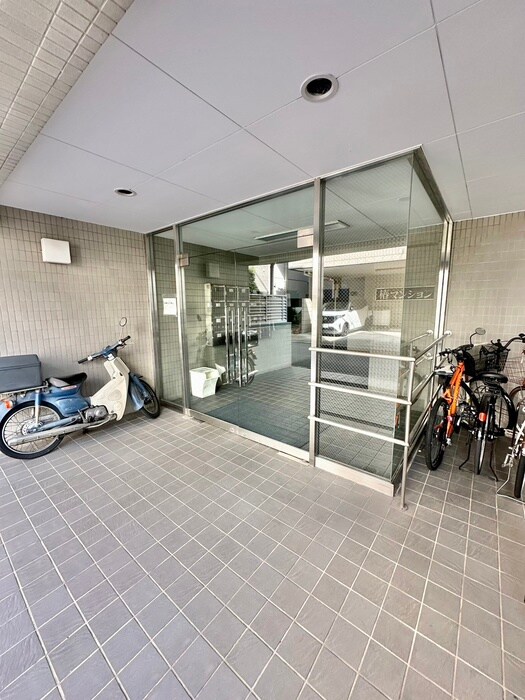 物件外観写真4　(エントランス部分)