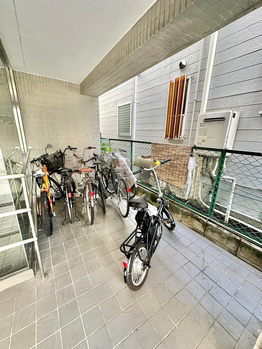 物件外観写真6　(駐輪場)