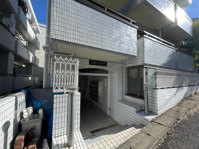 物件外観写真2　(エントランス部分)