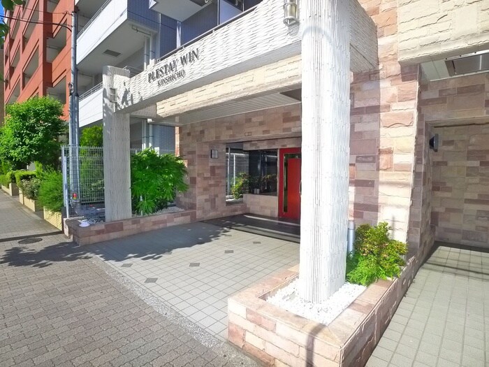 物件外観写真2　(エントランス部分)