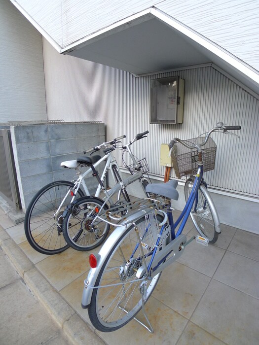 物件外観写真4　(駐輪場)