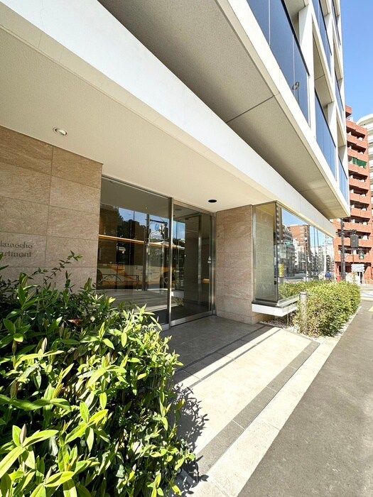 物件外観写真4　(エントランス部分)