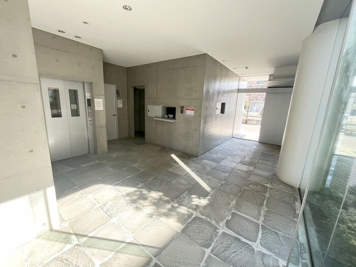 物件外観写真5　(エントランス部分)