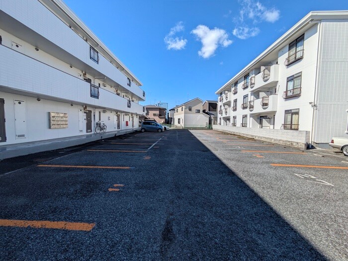 物件外観写真4　(駐車場)