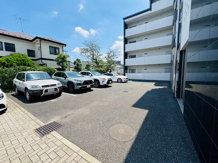 物件外観写真5　(駐車場)