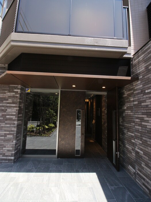 物件外観写真4　(エントランス部分)