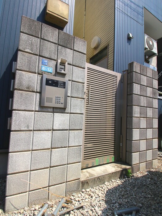 物件外観写真3　(エントランス部分)