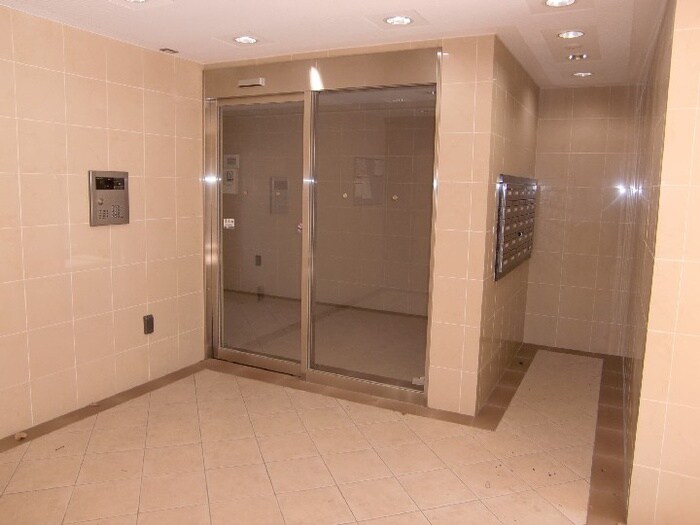 物件外観写真2　(エントランス部分)