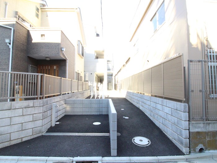 物件外観写真2　(エントランス部分)