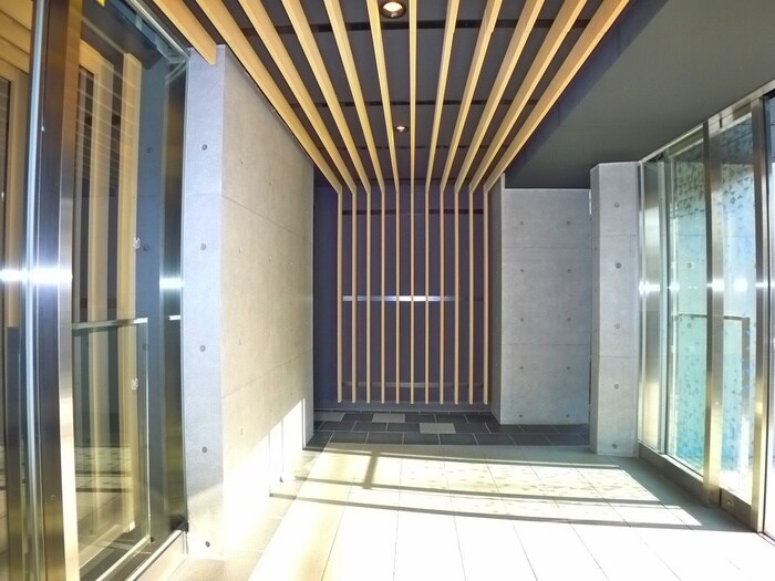 物件外観写真2　(エントランス部分)