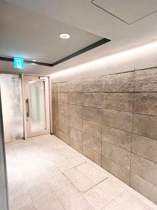 物件外観写真6　(エントランス部分)