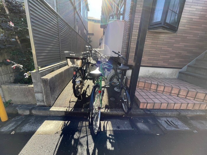 物件外観写真4　(駐輪場)