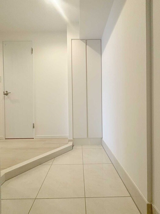 物件内観写真4　(玄関)