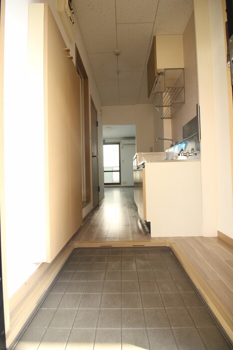 物件内観写真16　(玄関)