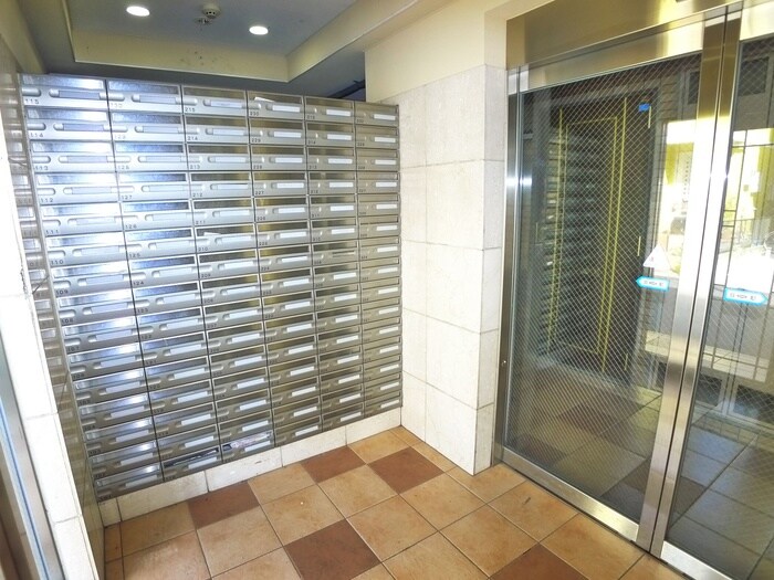 物件外観写真5　(エントランス部分)