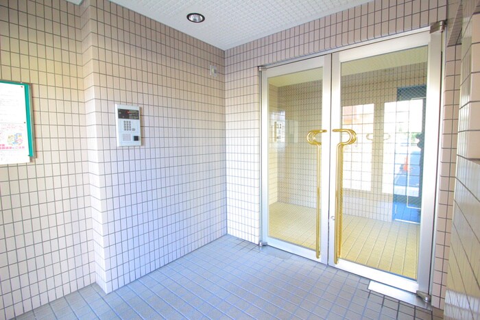 物件外観写真4　(エントランス部分)
