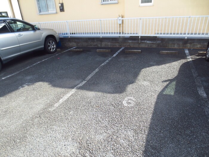 物件外観写真5　(駐車場)