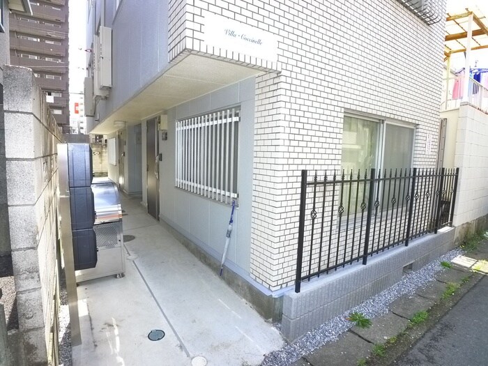 物件外観写真2　(エントランス部分)