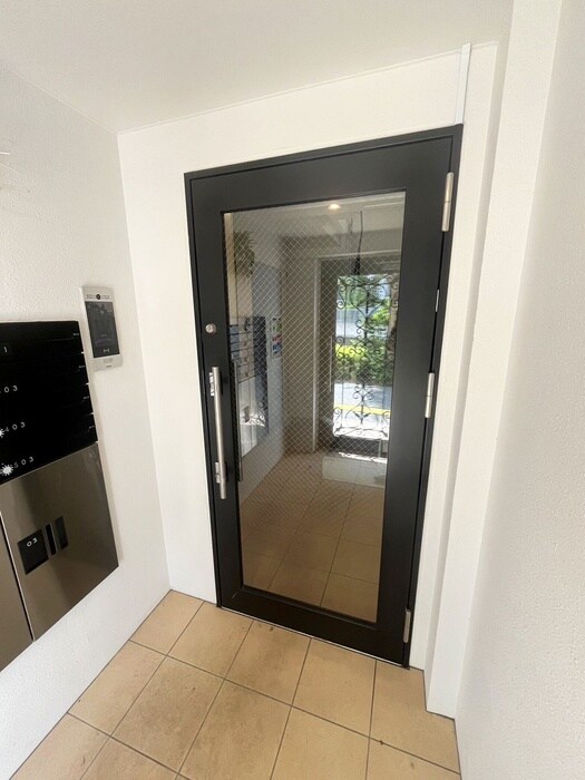 物件外観写真2　(エントランス部分)