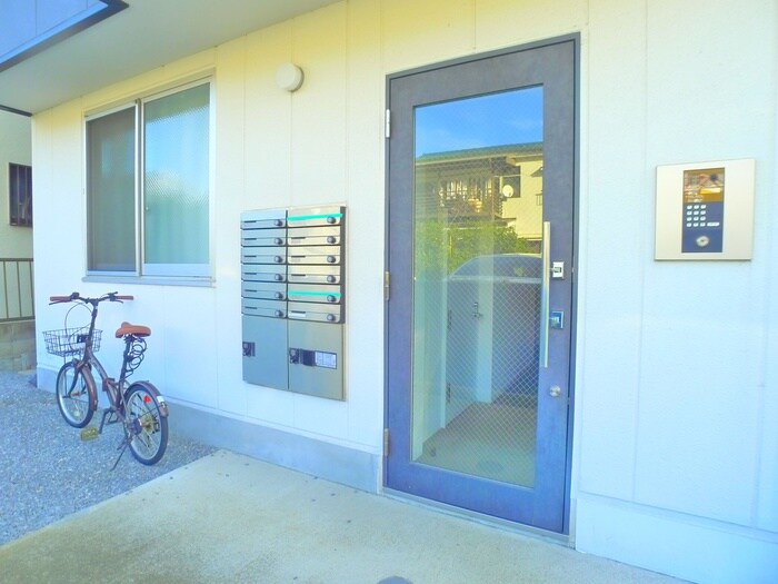 物件外観写真2　(エントランス部分)
