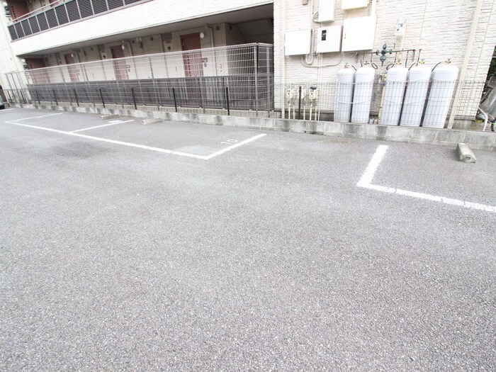 物件外観写真4　(駐車場)