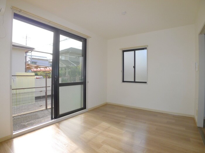 物件内観写真7　(室内からの展望)