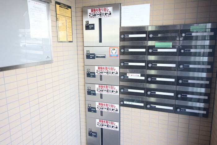 物件外観写真4　(エントランス部分)