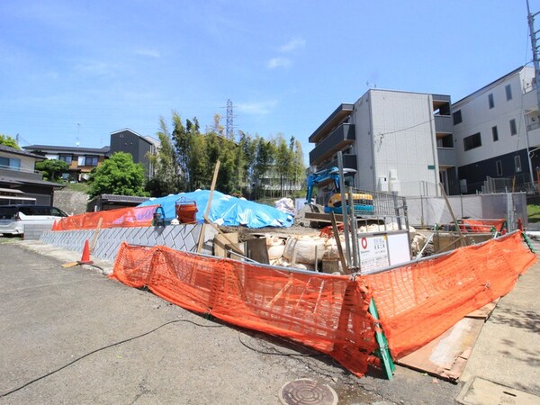 建築中