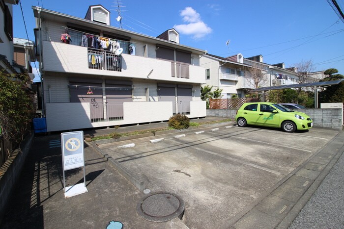 物件外観写真3　(駐車場)